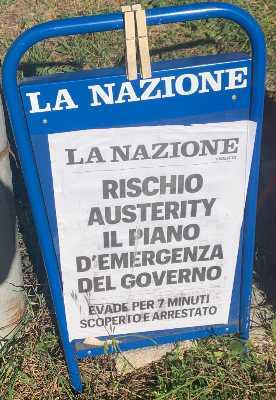 Meglio essere saggi che tutti d’un pezzo.

[Archiloco]

Ho sempre invidiato i Lirici e la capacità del popolo greco antico (ma non solo di quello antico) nel riuscire, con modalità molto femminile, a unire più concetti in una (quasi) perfetta sintesi. 
La nostra civiltà odierna, a malapena, sa produrne uno, di ragionamento – e soprattutto (ma questa è una mia opinione) non ha nessuna voglia di produrne. 

A proposito dei greci, la civetta di questa settimana mi suggerisce di affrontare un argomento vecchio come il mondo: quello della pedissequa ricerca, da parte dell’essere umano dei nostri giorni, della totale anestesia dal dolore. 

La nostra praticità, la pragmaticità (tutta italiana) che ci contraddistingueva nel mondo, che fine ha fatto? Ve lo dico io: si è trasformata nella ricerca spasmodica della scorciatoia, del modo più facile, e ovviamente nell’odio perenne contro tutto quello che potrebbe richiamare a un ordine, uno qualsiasi. Nei bambini che incontro ogni mattina questo è molto chiaro: si vive in una bolla dove ci divertiamo, chiacchieriamo, cazzeggiamo, ma non ascoltiamo. E nel momento in cui dovremmo rendere conto di quell’ascoltare, ecco che non sappiamo dire niente, alziamo le braccia, facciamo scena muta di fronte alla vita e rimaniamo in mezzo a una stanza vuota, con un’espressione da scemi sulla faccia.

Austerity è una parola, quindi, che all’italiano suona subito male; nonostante, infatti, il nostro sia un popolo di grandi risparmiatori, non ci piace stringere la cinghia o, meglio, preferiamo imporcelo da soli, piuttosto che sia qualcun altro (sia pure lo Stato) a farlo. 
Al di là dei miei ragionamenti a penna alta, quello che mi ha sempre stupito è la nostra capacità di violare e corrompere ogni tipo di codice, regolamento, decalogo, creandoci degli alibi fantastici o facendo melina, producendo straordinarie supercazzole.

Nel caso, quindi, dell’anarchico che ha violato il domicilio coatto per ben sette minuti (ma per amore) cosa possiamo dire? Se mi provassi a sollevare qualunque obiezione sarei sommerso da un nugolo di fischi. Va così, nel nostro Paese: se dici: «Sì, però…» sei un rompicoglioni; se fai notare qualcosa che non ti torna, sei sempre un rompicoglioni; se esci dalla stanza del silenzio per buttarti nella piazza della vita, fallo ma sta’ attento: lo farai a tuo rischio e pericolo.

Perché il doppiopesismo delle varie Istituzioni pubbliche e/o private, del giudizio della massa – sballottata in qua e in là dai fabbricatori di opinioni – ucciderebbe un toro. Figurarsi un essere umano. Perché l’austerità non paga, e lo capisco: i suoi risultati si vedono alla lunga, e ogni anno, ormai, qualunque uomo o qualunque donna, ha troppi appuntamenti, ricorrenze, compleanni, svaghi, cocktails, ricchi premi e cotillons per rinunciarvi, per cambiare pelle, vita, ABITUDINI.

Meglio amare che evitare, capito? Dunque meglio evitare di seguire certe regole – le quali comunque sono sempre e solo scritte per rompere le scatole e che non tengono MAI conto della vita, ci mancherebbe.

E allora via libera a tutto e a tutti, tanto ormai… A noi austeri non resterà altro da fare che tacere e andare al mare – ovviamente e rigorosamente da soli, per non creare incidenti – per ridurci come il signor Palomar, guardando un’onda, tentando di dividerla in mille pezzi. 
Sarà utile? In fondo, per davvero, non l’ha mai fatto nessuno.  
