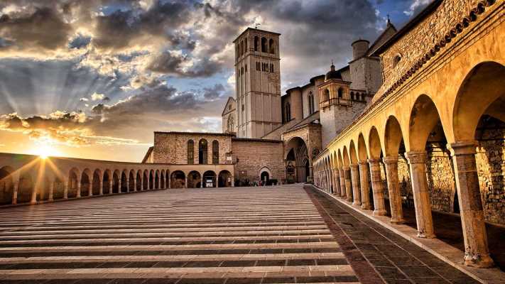 Il tradizionale appuntamento con la solidarietà torna ad accendere i riflettori sul sagrato della Basilica di San Francesco in Assisi. Stasera, venerdì 29 maggio alle 21.35, va infatti in onda in diretta su Rai 1 la ventiquattresima edizione di "Con il Cuore - Nel nome di Francesco".