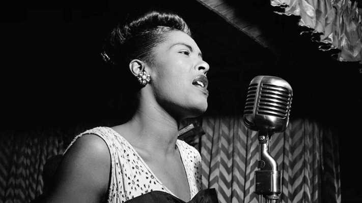 Stasera in TV il film sulla stella del jazz perseguitata dal governo: la vera storia dietro la leggenda