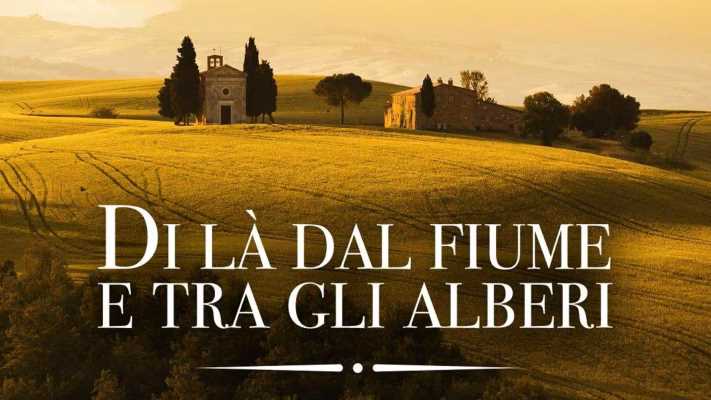 Un viaggio straordinario tra tradizioni radicate e visioni futuristiche nel nuovo capolavoro cinematografico in onda in prima visione.

Il fascino di Salerno risiede nella sua doppia anima. Questa città unisce infatti una nostalgia sonnolenta a uno slancio decisamente avveniristico.

In questo spazio si sviluppa l'intera identità salernitana. Di fatto parliamo di un grande paese con un evidente istinto da metropoli.

La città si trova perennemente in bilico tra i monti e il mare. Inoltre essa vive la profonda devozione per San Matteo e la Salernitana.

Questa identità complessa sfida ogni definizione rigida ed è fatta di antichità e di strutture futuribili. Molte persone sono arrivate qui nel tempo.

Ognuna ha portato frammenti di cultura arricchendo la comunità. Di conseguenza la città ha sviluppato un'anima multiforme e sorprendente.

I giovani spesso si allontanano per cercare fortuna altrove. Tuttavia essi non riescono a resistere a questo richiamo antico.

Mostrando un grande attaccamento, molti scelgono infine di tornare per sfidare l'ipocrisia della provincia. Per tale motivo Salerno rimane una realtà sospesa nel tempo.

Il documentario imperdibile stasera in tv su Rai 5
Questo incredibile mosaico urbano viene raccontato in televisione. Il lavoro si intitola Salerno, sospesa in eterno ed è un'opera imperdibile.

Il documentario firmato da Giuseppe Sansonna va in onda stasera, mercoledì 17 giugno, alle ore 23.35 su Rai 5.

La trasmissione viene proposta all'interno del celebre programma intitolato "Di là dal fiume e tra gli alberi". Il titolo evoca una poesia.

L'ispirazione nasce infatti da un verso celebre di Alfonso Gatto. Il poeta rappresenta una delle voci più importanti del Novecento.

La narrazione approfondisce una definizione molto particolare. La città viene descritta come la più meridionale tra quelle del nord.

Allo stesso tempo essa appare come la più settentrionale del sud. Lo psichiatra Corrado De Rosa offre questa interessante chiave di lettura.

Voci e volti di una comunità in bilico tra passato e futuro
La cultura locale si esprime attraverso dinamiche umane complesse. Ad esempio l'avvocato Ciro Romano illustra la passione della curva sportiva.

Il tifo rappresenta per lui la massima espressione di aggregazione. In parallelo il fotografo Gerry Fezza esplora i vicoli più nascosti.

Le sue immagini catturano la vera emozione della gente. Nel frattempo i muri delle Fornelle riprendono vita grazie alla street art.

Il talento di Greenpino fa parlare nuovamente Alfonso Gatto. Inoltre l'artista Guido Van Helten dipinge grandi ritratti sui palazzi periferici.

La memoria collettiva si manifesta visivamente sulle facciate urbane. Potete approfondire queste tematiche leggendo la nostra sezione dedicata all'arte contemporanea.

Teatro, intelligenza artificiale e l'industria che conquista il mondo
Salerno si rivela una città che recita e inventa. L'attore Yari Gugliucci esprime magistralmente la tipica malinconia della domenica.

Invece Flavia D’Aiello lavora nella speciale cornice della Chiesa dei Morticelli. Qui il teatro di figura rievoca la tragedia dell'alluvione del 1954.

I giovani talenti locali offrono sguardi innovativi sul territorio. A tal proposito le Brigate Morte uniscono musica e intelligenza artificiale.

Il loro collettivo rappresenta la coscienza critica di una generazione intera. Questi ragazzi vivono il dilemma tra partire e restare.

Ogni espressione artistica locale manifesta questo profondo legame. Trovate altri spunti interessanti visitando l'area dedicata allo spettacolo dal vivo.

Esiste anche una solida realtà industriale aperta all'innovazione. Biagio Crescenzo guida una vera fabbrica orientata verso il futuro.

La sua azienda di meccanica esporta brevetti in tutto il mondo. Questa eccellenza dimostra che lo sviluppo necessita di radici stabili.

Non perdete quindi l'appuntamento televisivo di questa sera. Il film di Giuseppe Sansonna vi regalerà emozioni davvero uniche.