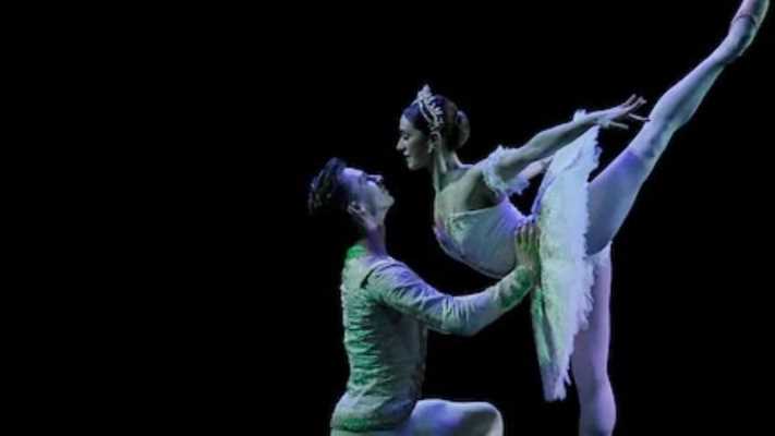 Les Etoiles stasera in TV su Rai 5: i segreti della danza classica svelati in un documentario imperdibile