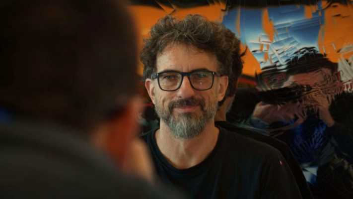 Daniele Sigalot stasera in TV: il documentario sull'artista che trasforma i fallimenti in capolavori