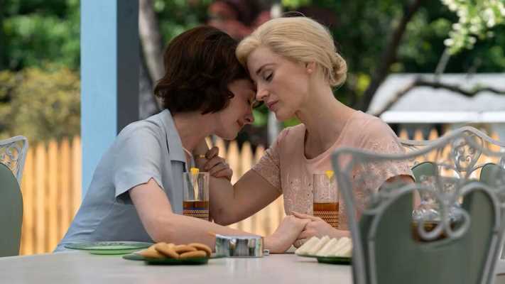 Mother’s Instinct stasera in TV: il thriller psicologico con Anne Hathaway e Jessica Chastain che vi terrà col fiato sospeso