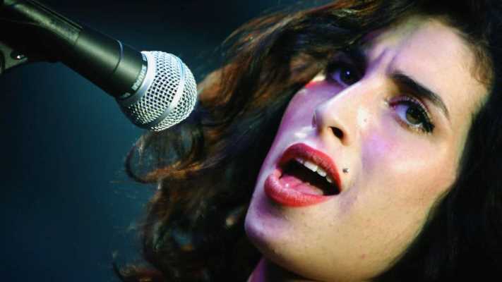 Amy Winehouse stasera in TV su Rai 5: i segreti della star svelati in 10 scatti inediti
