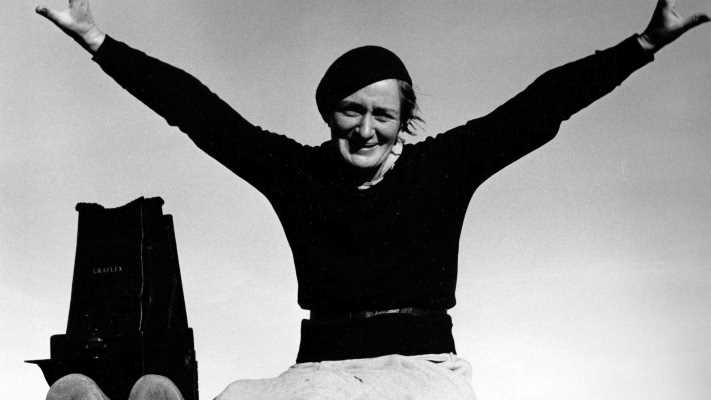 Dorothea Lange, la fotografa che cambiò la storia: il capolavoro “The Migrant Mother” arriva stasera in TV