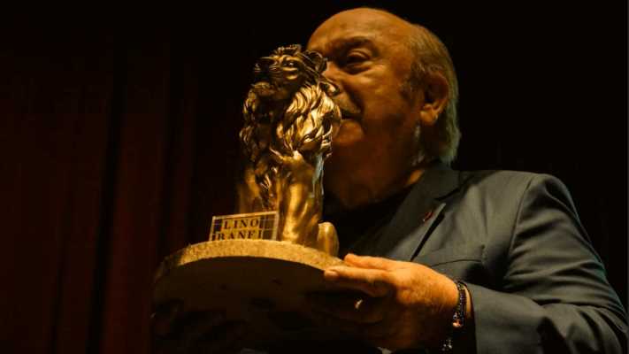 Lino Banfi festeggia 90 anni: lo speciale documentario in prima visione stasera in TV