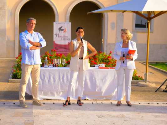 Tramonto sulle colline di Scansano, un buffet di sapori maremmani, un libro che unisce arte e cucina, e un concerto tra Rachmaninov e folclore russo.