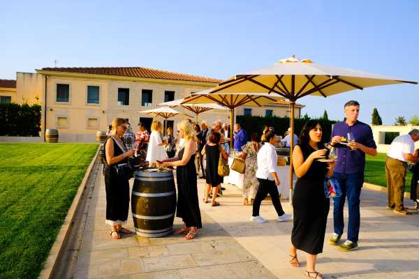 Tramonto sulle colline di Scansano, un buffet di sapori maremmani, un libro che unisce arte e cucina, e un concerto tra Rachmaninov e folclore russo.